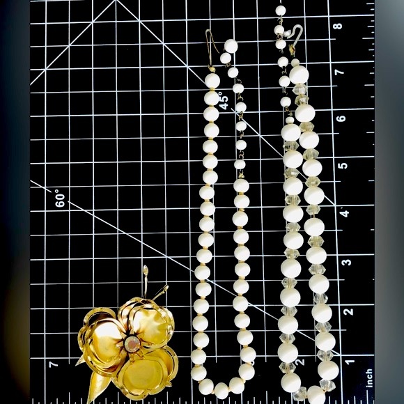 Vintage milkglass necklaces mod flower brooch - Picture 6 of 17